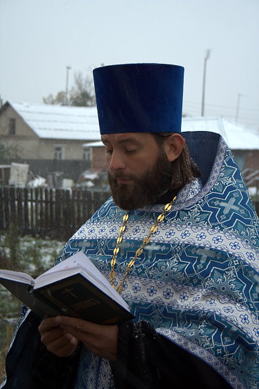 Благочинный о.Александр Хомяк читает молитву