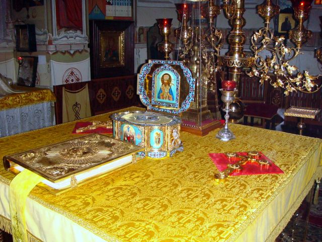 Центральный престол с ковчегом с мощями свят. Димитрия